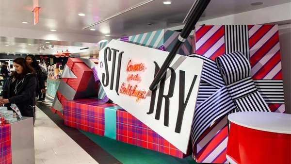 快閃店活動以大禮盒和信封裝置展開，好像述說著一個有趣的假日故事