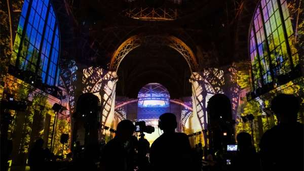 時(shí)裝發(fā)布會(huì)活動(dòng)策劃的這個(gè)360度多媒體景觀讓T臺(tái)秀大放異彩