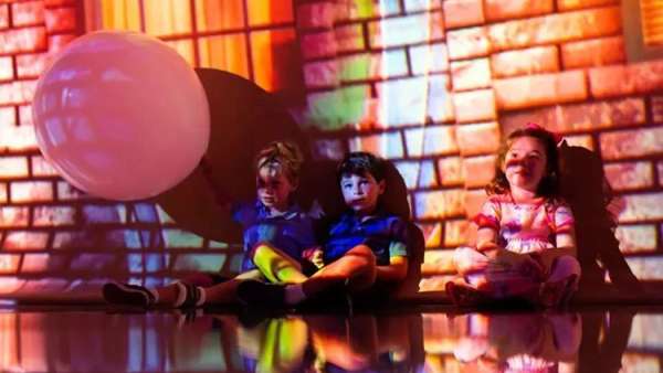 大禮堂內(nèi)的這場沉浸式多媒體展覽活動，360°體驗(yàn)帶你穿越虛擬世界