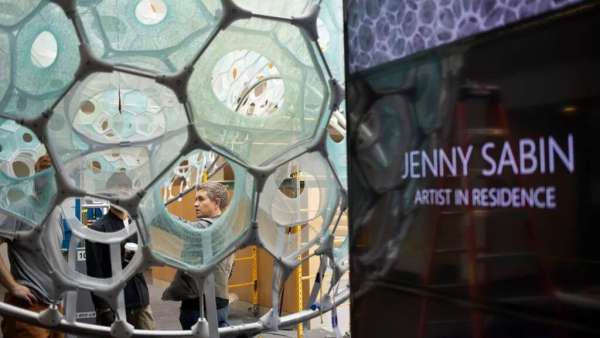 AI與建筑融合的這樣一件藝術(shù)展覽活動(dòng)裝置塑造了更多的互動(dòng)活力