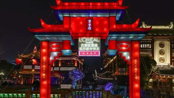 巴黎歐萊雅燈會快閃店活動詮釋著什么是傳統(tǒng)與科技融合、經(jīng)典與現(xiàn)代碰撞