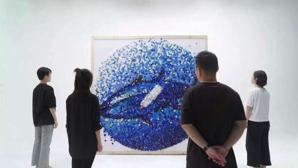 15000個廢棄瓶蓋打造的這幅藝術(shù)作品刷爆了這次環(huán)保展覽活動的熱度