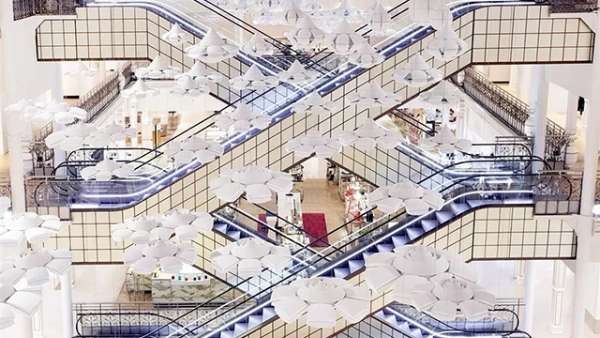 這樣一個空中的展覽活動藝術(shù)設(shè)計將老商場一躍成為魔幻樂園