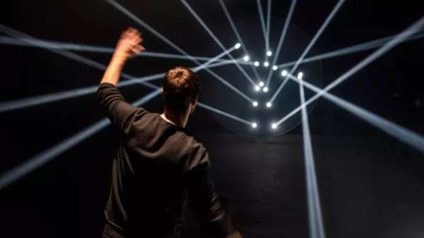 一款可以互動(dòng)的燈光作品刷亮了米蘭時(shí)裝周展覽活動(dòng)，熱度再次攀升