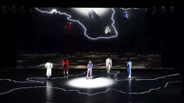 這樣的舞臺劇演出活動的舞美設(shè)計，直接把劇本立體起來了