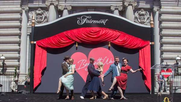 因?yàn)槭懈?，這座城市為他舉辦了銅像揭幕儀式活動(dòng)，還有街道的命名