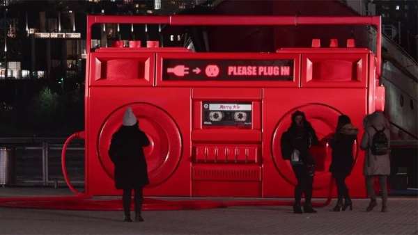 快閃店活動策劃亮點(diǎn)竟是一個(gè)巨大的插座和插頭，但卻樂趣橫生