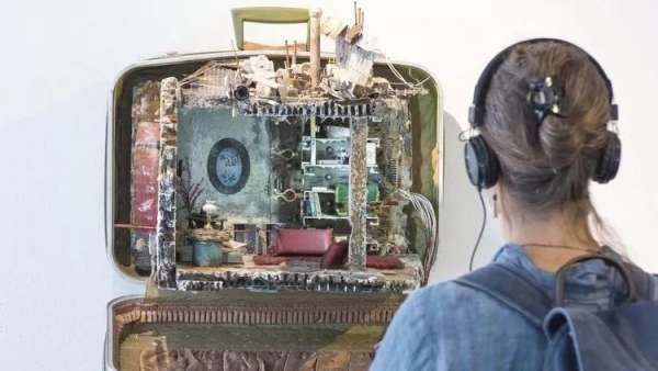 用手提箱裝起來的創(chuàng)意展覽活動旨在闡述對家的情感記憶