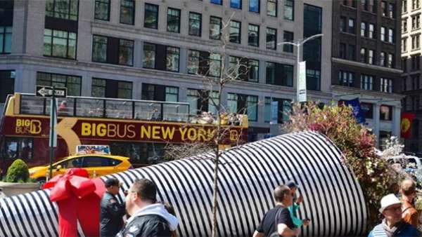 春天里的40英尺長(zhǎng)快閃店活動(dòng)美陳設(shè)計(jì)竟是這捧鮮花捧火的