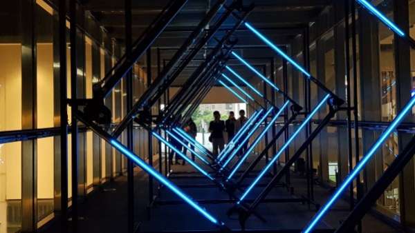 光之書寫的燈光藝術(shù)展覽活動融合了戶外場地，全新沉浸式展出