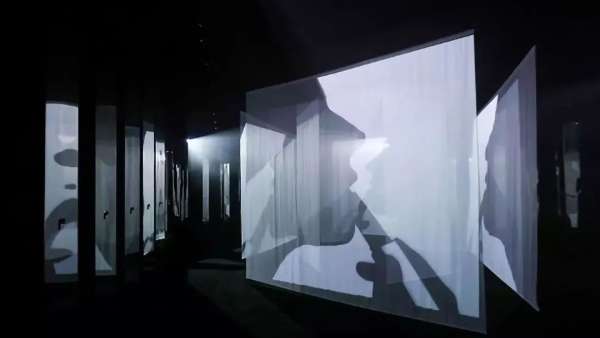 小銀條美妝新品發(fā)布會(huì)活動(dòng)上那細(xì)長(zhǎng)的通道與棱角分明的舞臺(tái)，不羈且革新