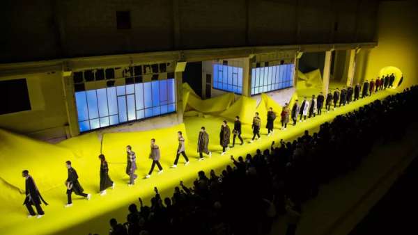 時裝秀活動策劃的點(diǎn)睛之筆非舞臺設(shè)計不可吧，這些舞臺設(shè)計太震撼了