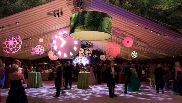 天鵝草坪上的帳篷里，一場不一樣的雞尾酒派對永恒優(yōu)雅