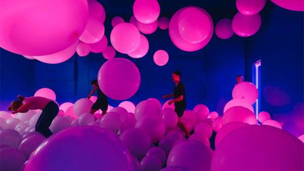 運(yùn)動(dòng)鞋發(fā)布會(huì)活動(dòng)的發(fā)布現(xiàn)場(chǎng)打造成成年人的互動(dòng)樂(lè)園，樂(lè)趣橫生