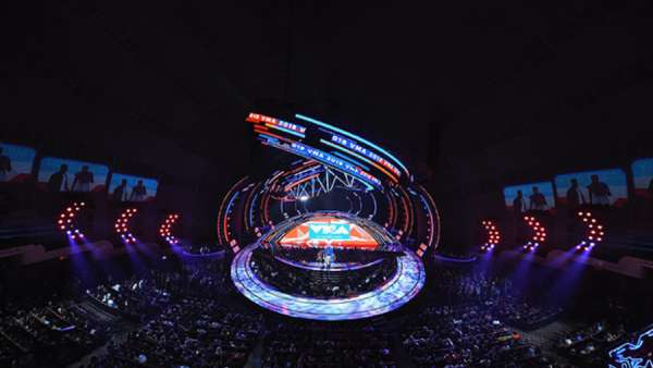 豎立在舞臺上的8.2米月亮人雕塑，秒殺了音樂活動那些平凡策劃