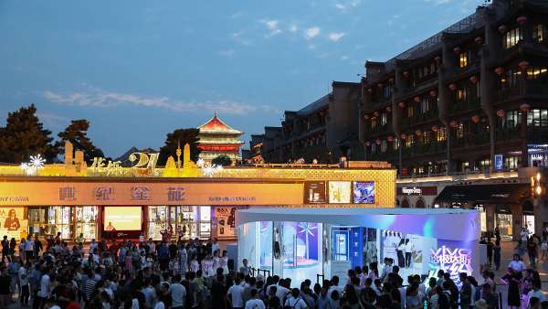 手機快閃店活動請了雪糕姑娘給你解解暑，滿滿都是幻彩冰爽