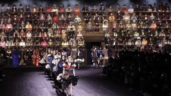 LV時裝發(fā)布會活動呈現(xiàn)了一場時空交錯的時裝秀，合唱團設置更有感覺