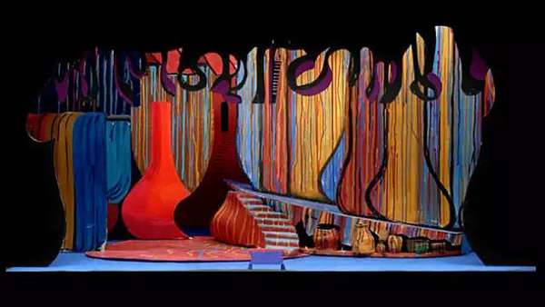 銅版畫藝術(shù)風(fēng)格的活動舞美設(shè)計你見過嗎？他玩味得很起勁