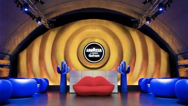 咖啡機發(fā)布會活動派對現(xiàn)場營造了金庫的氛圍，飽滿的誘人黃金色