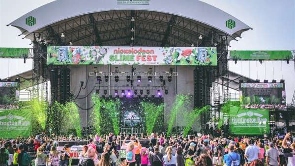 狂歡節(jié)活動現(xiàn)場就是一個大型的演唱會嘛，還有各式互動的游戲活動