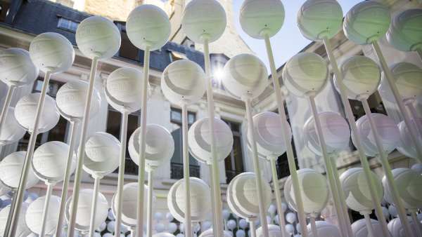 舊酒店里的喬丹系列新品展覽活動上，后院籃球場不禁想起了已故的科比