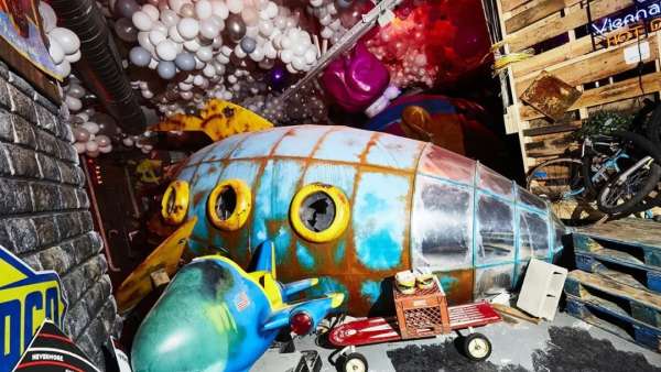 街頭藝術(shù)展覽活動(dòng)里驚現(xiàn)一艘墜落的飛船，一種完全感官體驗(yàn)來(lái)咯