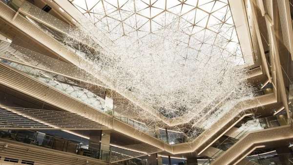 商場中庭是藝術家們將藝術氣息帶入美陳展覽活動的最佳舞臺