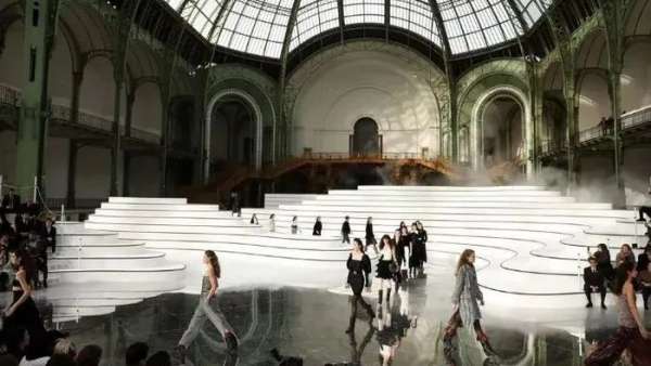 仙境般的時(shí)裝發(fā)布會(huì)展覽活動(dòng)看得如癡如醉，又一朝圣者的心之向往