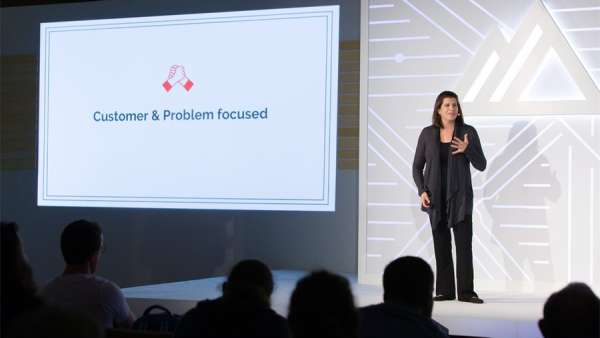 峰會活動策劃僅以一個(gè)背光樣式的標(biāo)志作為舞臺主視覺，創(chuàng)意值滿分