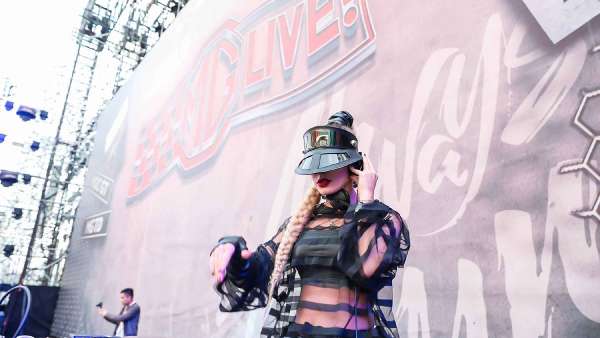 潮玩本色盡顯無疑，這次的汽車發(fā)布會(huì)展覽活動(dòng)玩的就是心跳，爵對(duì)玩+