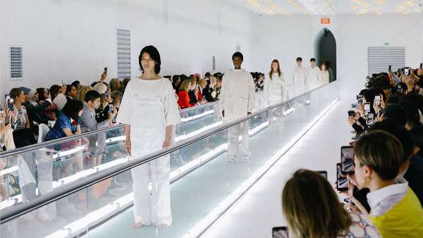 時裝發(fā)布展覽活動策劃了一個傳送帶的秀臺，現(xiàn)場異?！八腊濉? width=