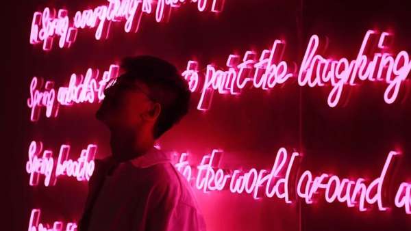 跟隨5位藝術(shù)家的會(huì)展活動(dòng)里的沉浸式場(chǎng)景，退回到最美好的校園時(shí)光