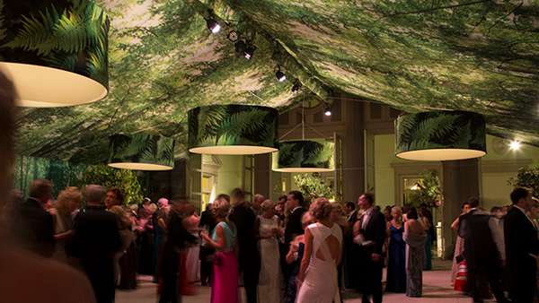 派對活動策劃中運用最多的發(fā)光裝飾應該是吊燈吧