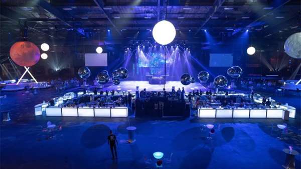 太空主題的員工派對活動現(xiàn)場，黑暗中發(fā)光的創(chuàng)意策劃拍手叫絕