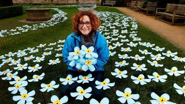 800多支金屬“勿忘我”組成的藝術(shù)展覽活動(dòng)旨在紀(jì)念所愛的人