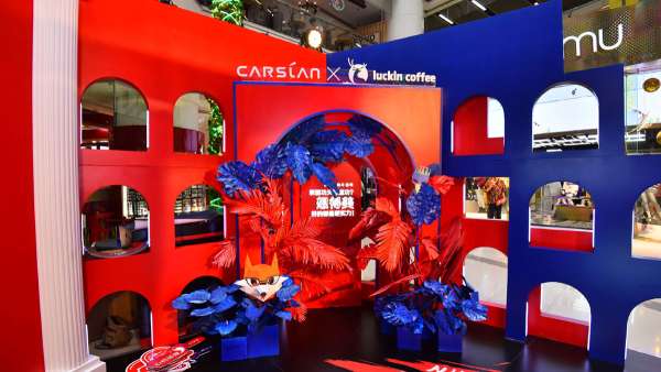 職場上的快閃店活動是一個斗獸場，紅藍(lán)撞色也能越戰(zhàn)越勇