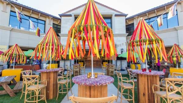 啤酒節(jié)派對活動用這種露臺式的更合適，七彩的顏色更搶眼