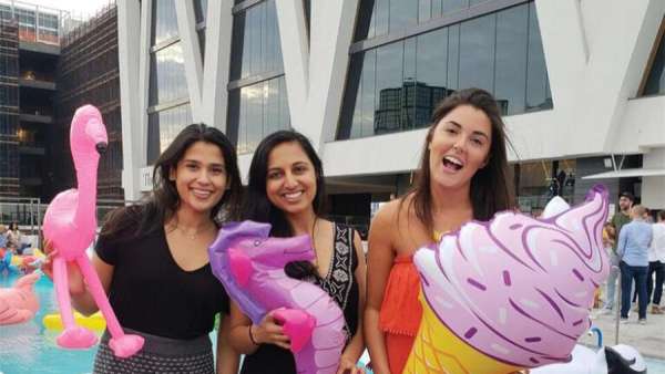 夏日泳池派對活動(dòng)上有這些充氣裝飾品，玩得更盡興點(diǎn)吶