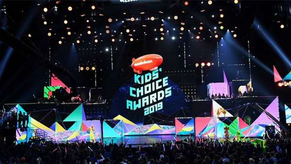 頒獎(jiǎng)典禮活動(dòng)策劃成一個(gè)“玩耍”的舞臺(tái)，不間斷的視覺(jué)效果讓人狂熱