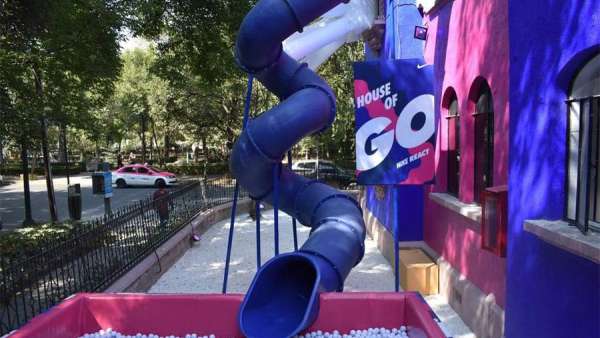 體驗(yàn)式發(fā)布會(huì)活動(dòng)策劃了一條旋轉(zhuǎn)滑梯，瞬間童年感爆棚