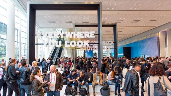 沉浸式環(huán)境的行業(yè)峰會活動策劃點燃了現(xiàn)場，放眼未來瞬間燃爆