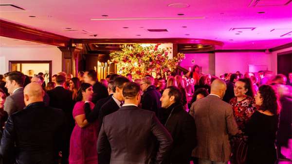 VIP假日派對活動現(xiàn)場的花卉和絲綢增色了活動現(xiàn)場，餐飲也刷新了眼球