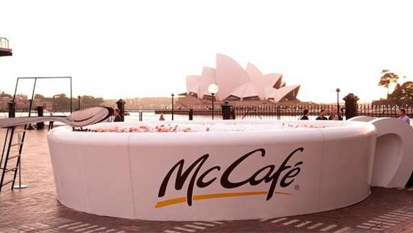 麥當(dāng)勞搞這么大一杯咖啡快閃體驗(yàn)活動(dòng)，旨在為24個(gè)地區(qū)帶去24份歡樂(lè)禮物