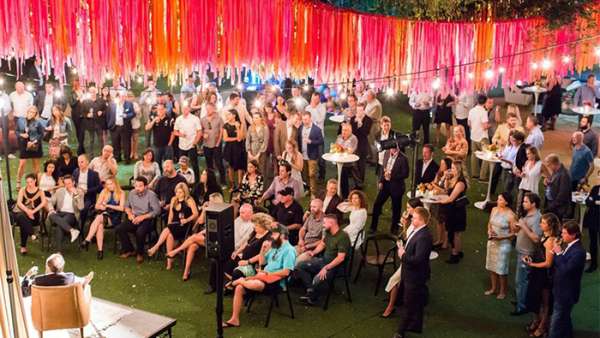 彩虹色絲帶裝飾的VIP派對活動車手云集，豪車美酒佳肴缺一不可