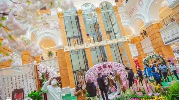 花朝節(jié)主題快閃展覽活動(dòng)散發(fā)著春日的氣息，粉色盛宴仙氣十足