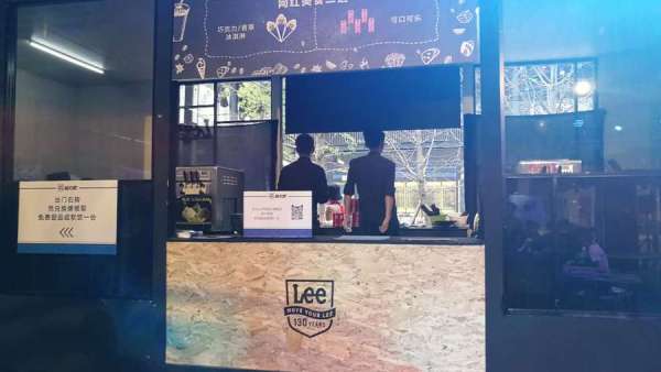 西部牛仔快閃店展覽活動(dòng)現(xiàn)場邀專業(yè)手工師傅指導(dǎo)你做手工布藝成品