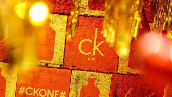 幸運紅快閃店展覽活動霓虹躍動，工業(yè)感雙層集裝箱酷炫襲來