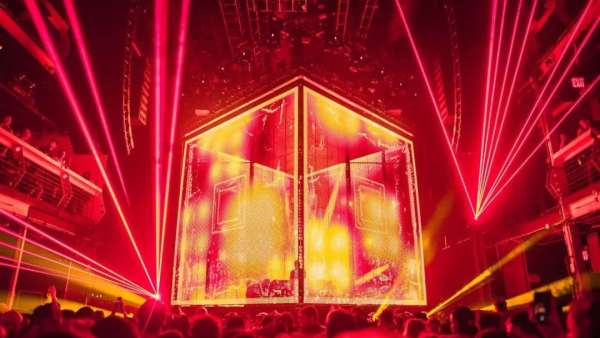 音樂節(jié)活動上的舞臺制作重新定義了音樂會的互動體驗，真夠震撼的