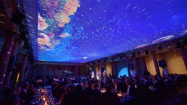 把活動(dòng)主題信息通過投影方式表達(dá)出來(lái)的行業(yè)活動(dòng)策劃印象更深刻