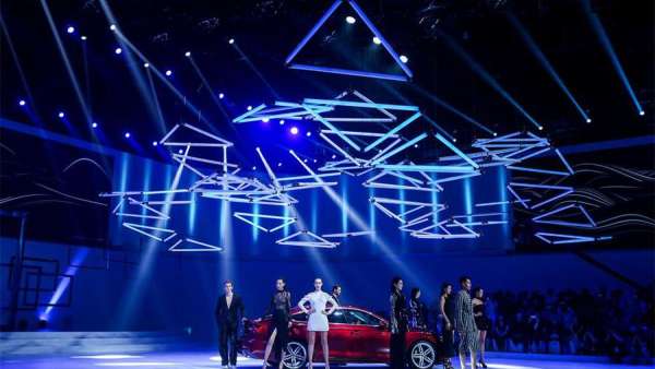 當(dāng)汽車發(fā)布會活動與時裝秀同臺表演時，這是怎樣一番奢華與優(yōu)雅的別樣景觀